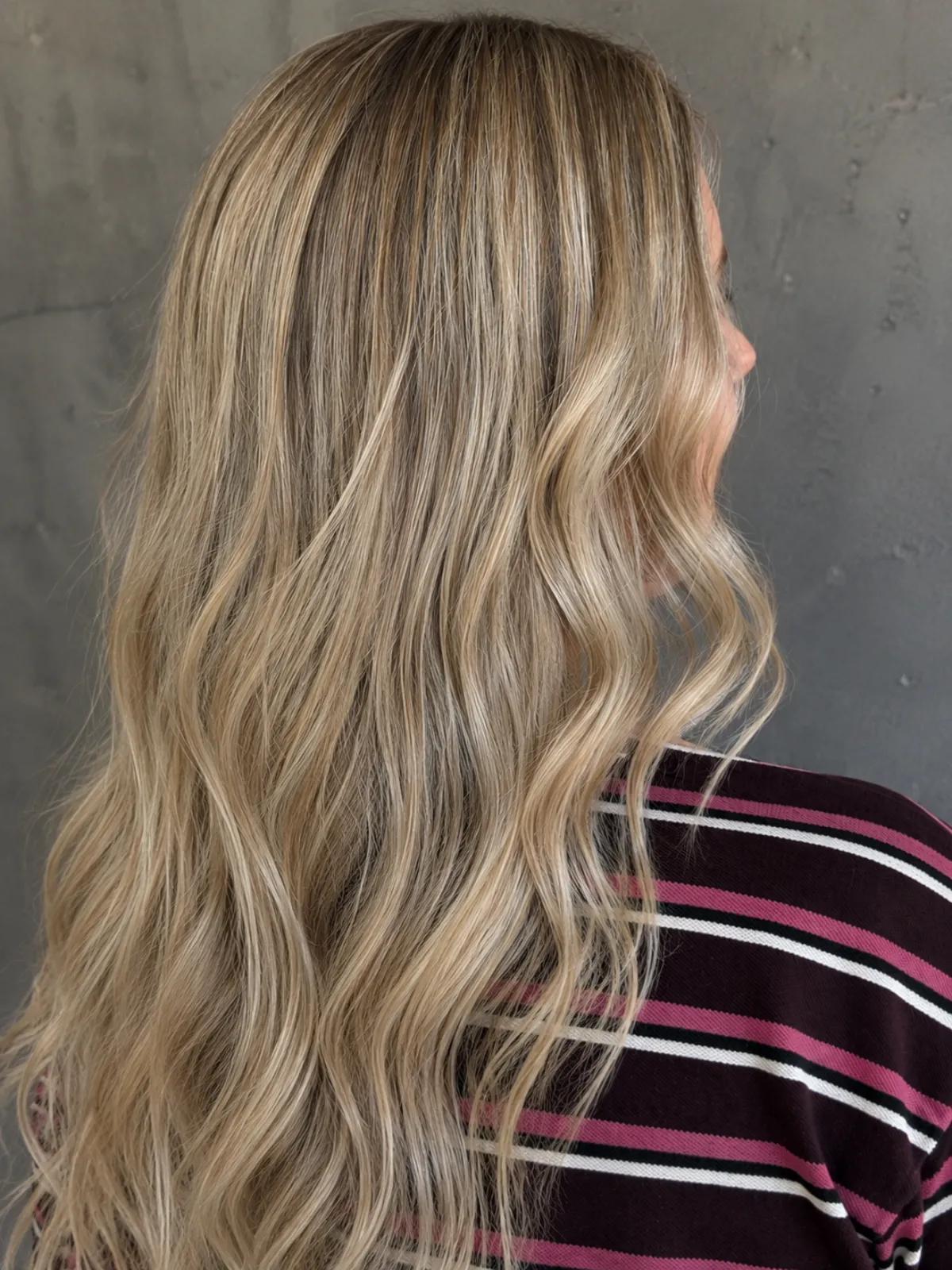 Balayage i lyse blonde nuancer med bløde bølger hos Frisør Hyperfokus i Valby